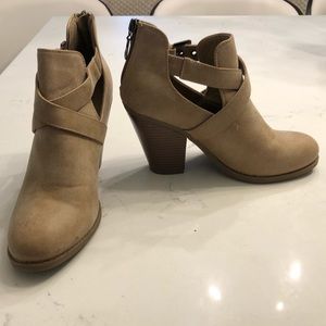 Guess new beige leather ankle boot